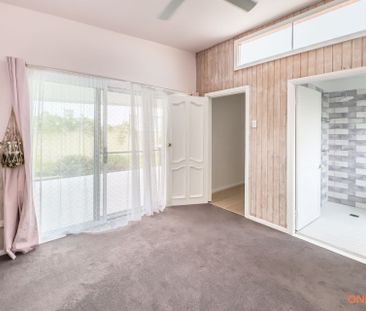 A lovely 3 bedroom home with beautiful gardens, a rear deck and spa... - Photo 4