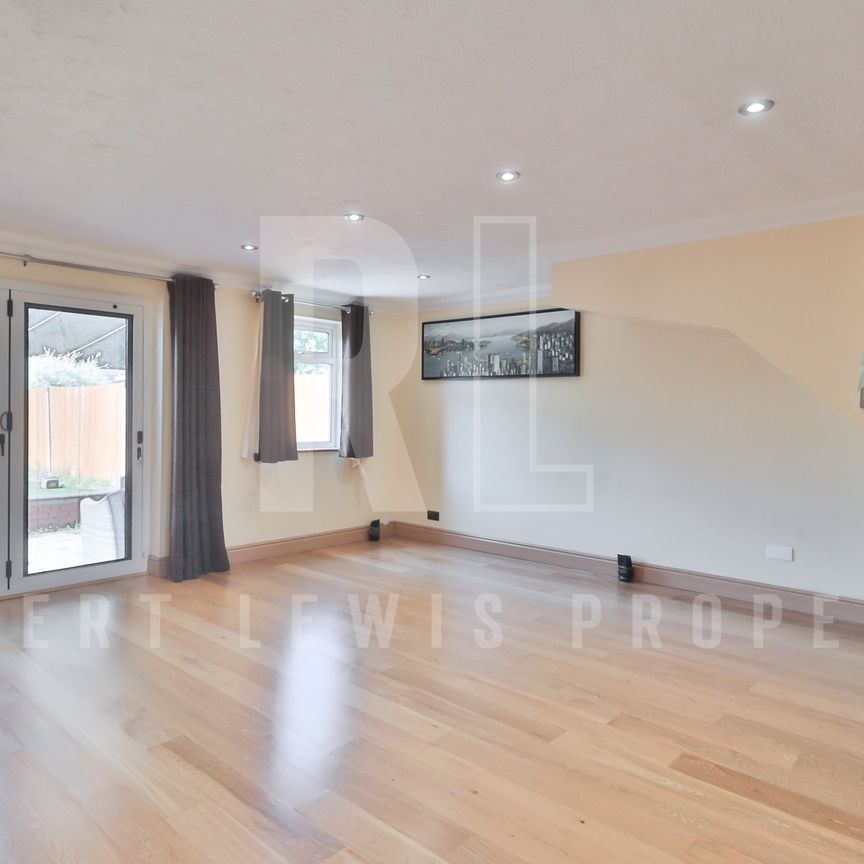 3-Bed, 2-Reception Terraced House – Borehamwood, WD6 5LB - Photo 1