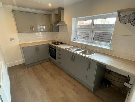 2 bedroom end of terrace house to rent - Photo 4