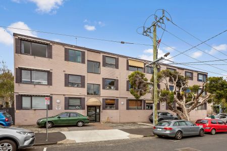 Spacious & Stylish One-Bedroom Apartment in Prime St Kilda Location - Photo 3