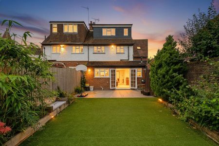 4 bedroom semi-detached house to rent - Photo 3