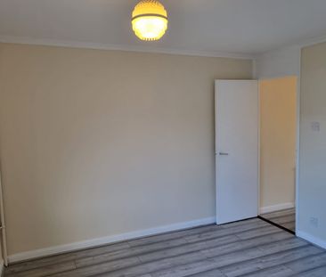 2 bed Terraced in Woodrush Way , Romford, RM6 5BL - Photo 6