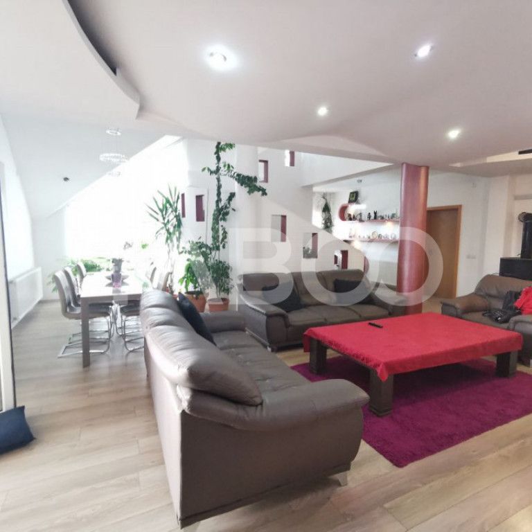 Casa in zona Centrala cu 8 camere mobilate teren 890 mp - Fotografie 1