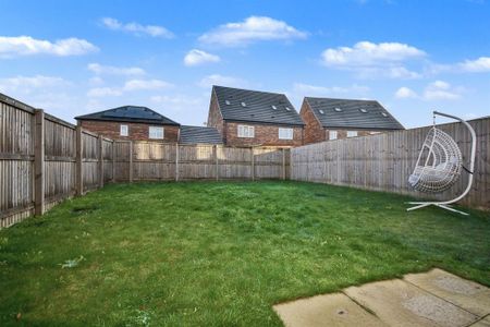 3 bedroom semi-detached house to rent - Photo 5