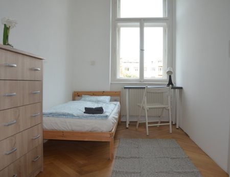 Útulný zařízený pokoj k pronájmu v Praze 6 nedaleko metra Malostranská - Fotografie 3