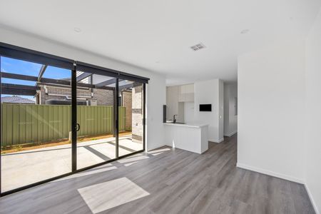 BRAND NEW THREE BEDROOM TOWNHOUSE IN PRIME LOCATION - Photo 3