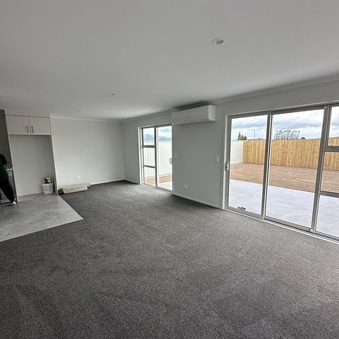 Charming 3BR Home in Owhata! - Photo 1