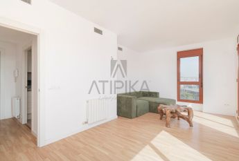 Piso en alquiler de cuatro habitaciones junto al Teatre Nacional de Cataluña, Barcelona