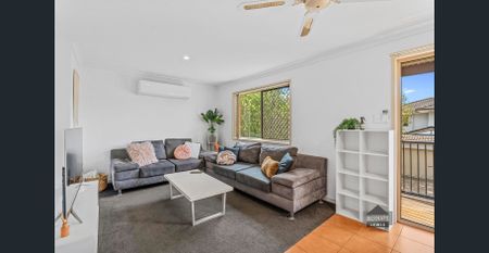 Stylish 3-Bedroom Townhouse Across Three Levels - Double Lock-Up Garage & Outdoor Living - Photo 2