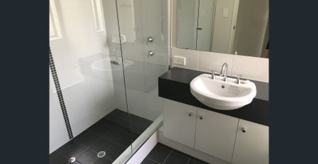 Large Private Family Home - Photo 4