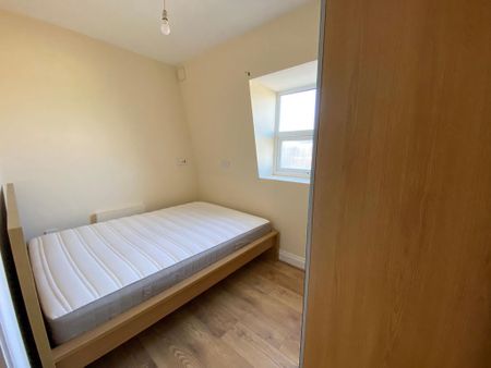 3 bedroom flat to rent - Photo 3