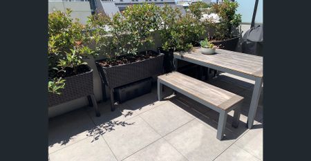 Two Bedroom Apartment With Large Balcony And City Views - Photo 2