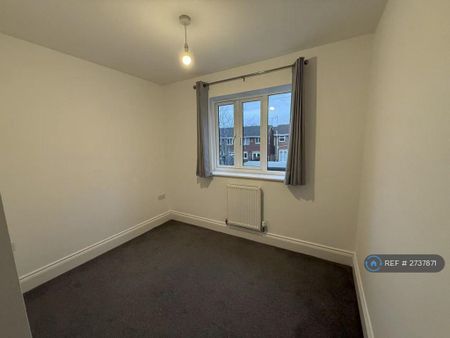 3 bedroom semi-detached house to rent - Photo 3