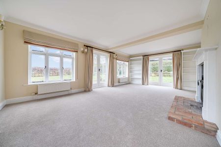 5 bedroom farmhouse in rural setting with off road parking, and lawned garden. - Photo 2