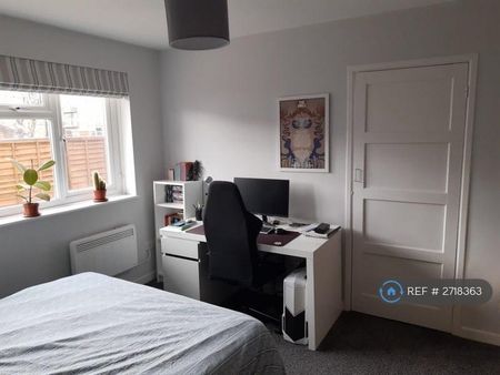 1 bedroom in a flat share to rent - Photo 4