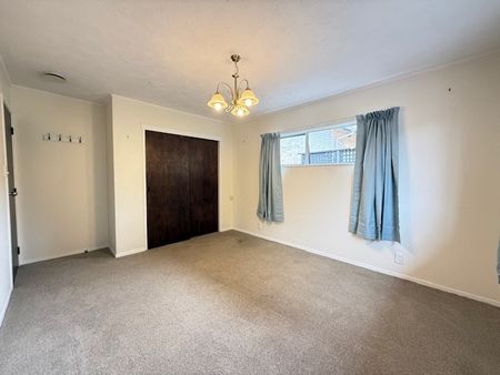 Spacious 4-Bedroom Home in Prime Browns Bay Location! - Photo 3