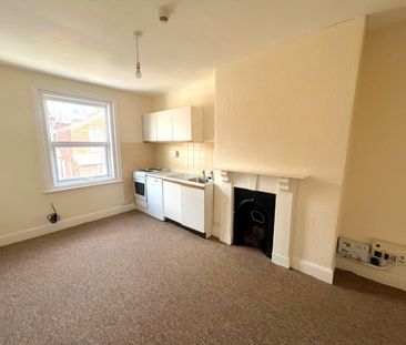 1 bedroom Flat To Let - Photo 2