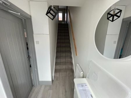 OX Living is proud to present this high-quality 5-bedroom co-living property, perfect for working professionals looking for stylish, stress-free living. - Photo 5