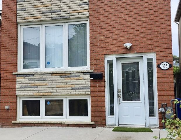 For Lease - 315 Harvie Avenue Unit# 2nd Floor, Toronto, Ontario - Photo 1