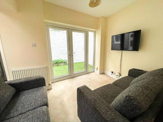 4 bedroom end of terrace house to rent - Photo 1