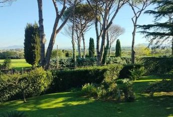 Ardeatina-Divino Amore: Quiet, charming rustic villa, big and well-curated garden, 3 beds, 1 study, 3 baths, living room, kitchen, with terraces , AC and parking space. Ref 2322