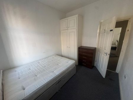 3 bedroom flat to rent - Photo 5