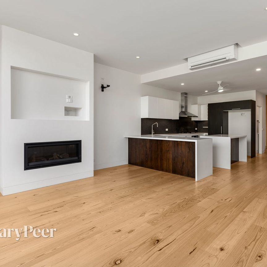 Your own oasis in Prime location! - Photo 1