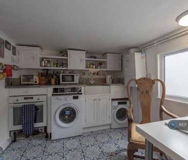 1 bedroom in a house share to rent - Photo 6