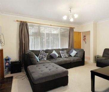 Spacious 2 bedroom unit with extra adaptable room in prime location - Photo 2