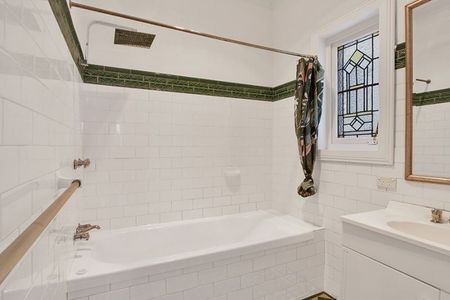 Newly updated family home, close to all amenities - Photo 4