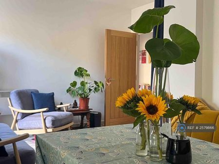 2 bedroom flat to rent - Photo 2