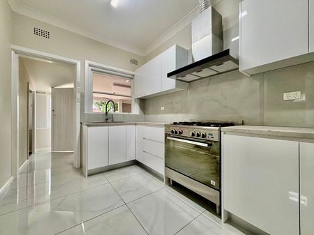 Spacious Family Home in Prime Beverly Hills Location - Photo 5