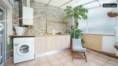 Cosy room in 3-bedroom apartment in Gràcia - Photo 5