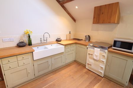 Beautiful & Spacious Barn Conversion to Let in Fitzhead - Photo 4
