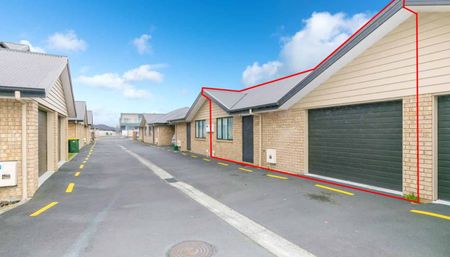 Modern Townhouse - Photo 2