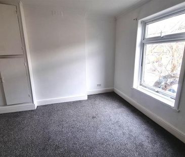 2 bedroom end of terrace house to rent - Photo 3