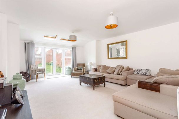 A detached, five bedroom, family home - Photo 1