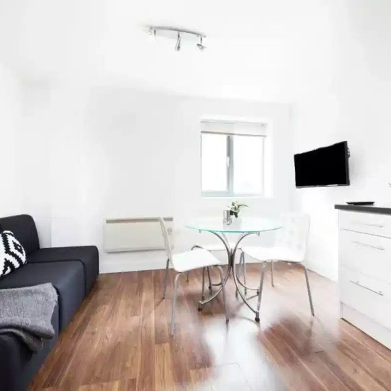 3 Bed Flat - Photo 1