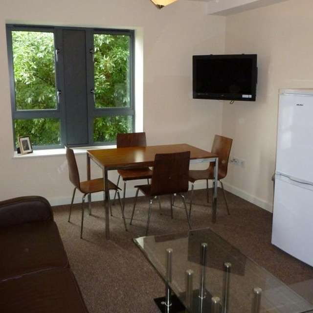 3 bedroom flat to rent - Photo 2