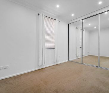 Charming 2-Bedroom House in Kingsgrove - Photo 5