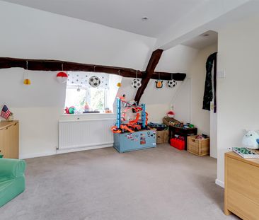 A 5 Bedroom House - Detached in Charlton Kings GL53 9NE - Photo 4