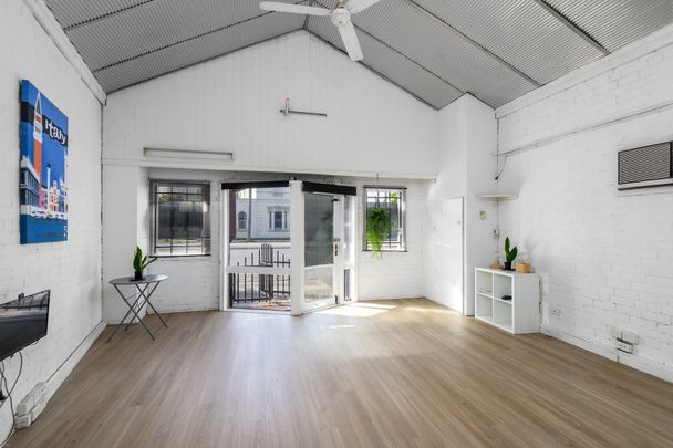 Superb location only 5 mins from Melbourne Central is this Funky New York style studio apartment. - Photo 1
