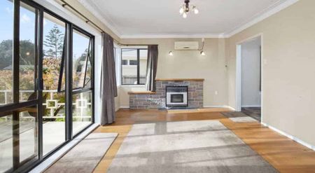 LARGE FAMILY HOUSE WALK TO SANDSPIT SCHOOL - Photo 2