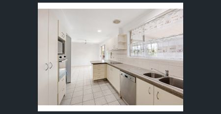 Low-maintenance single level waterfront home - Photo 5