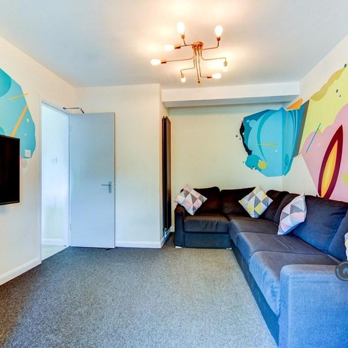 6 bedroom semi-detached house to rent - Photo 1