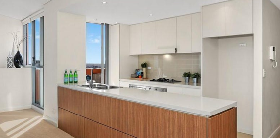 MODERN AND SPACIOUS TWO-BEDROOM APARTMENT IN A PRIME LOCATION - Photo 2