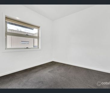 Comfortable & Convenient Townhouse Living - Photo 2