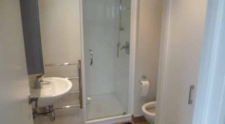 Bright apartment with wrap around balcony - Photo 5