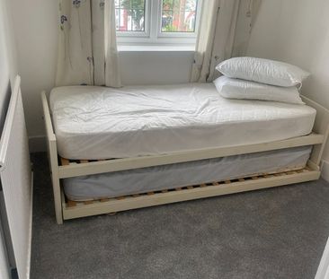 3 Bed Semi-Detached House, Cranleigh Gardens, IG11 - Photo 4