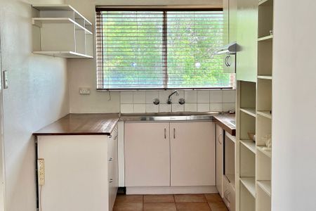 City Access, Suburban Comfort - 2 Bedroom Gem! - Photo 4